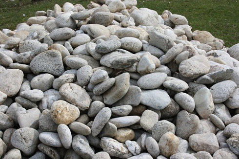 Kamenclub.ru: Бело-серый валунчик фр.100-300 мм.  купить в Петрозаводске крупный камень для ландшафта серый, белый бело-серый валун крупная галька 4500 руб/т   фото КАМЕНЬ КЛУБ