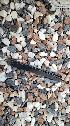 Kamenclub.ru: Мраморная крошка (щебень галтованный микс:белый-зеленый-розовый) фр.20-40 мм.  купить в Петрозаводске мрамор белый, зеленый, розовый мрамор декоративный (галтовка) 15500 руб/т   фото КАМЕНЬ КЛУБ