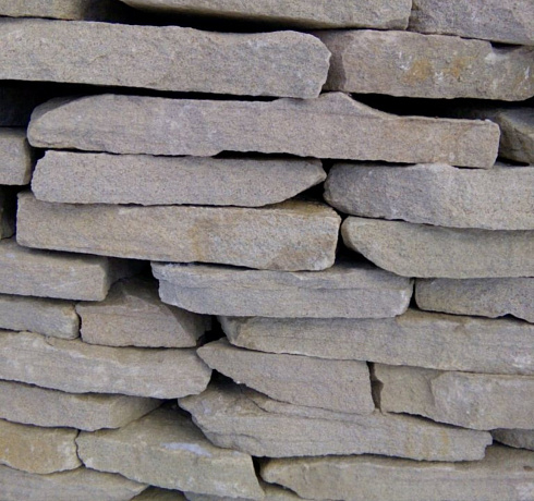 Kamenclub.ru: Песчаник пластушка светло-серый (3,0 см)  купить в Петрозаводске песчаник светло-серый, серый песчаник рваный ландшафтный колотый 13800 руб/м3   фото КАМЕНЬ КЛУБ