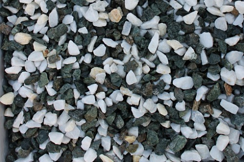 Kamenclub.ru: Мраморная крошка (щебень крошка микс: белый-зеленый-розовый) фр. 10-20 мм.  купить в Петрозаводске мрамор белый, зеленый, розовый декоративный ландшафтный колотый щебень 12000 руб/т   фото КАМЕНЬ КЛУБ