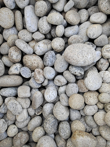 Kamenclub.ru: Галька речная окат (серо-белая) фр. 70-120 мм купить  в Петрозаводске галька галечник бело-серая, серо-белая, серая, белая речная природная галька  8000 руб/т   фото КАМЕНЬ КЛУБ