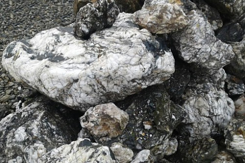 Kamenclub.ru: Черный гранит - кварцит фр. 100-500 мм.  купить в Петрозаводске мрамор гранит черный с белыми прожилками, серый, белый валун скальный колотый 7000 руб/т   фото КАМЕНЬ КЛУБ