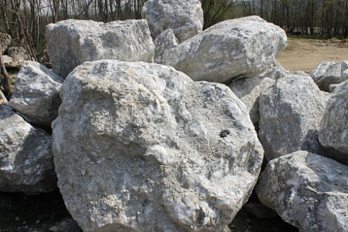 Kamenclub.ru: Мраморизированный известняк фр.500-1500 мм.  купить в Петрозаводске    10000 руб/т   фото КАМЕНЬ КЛУБ