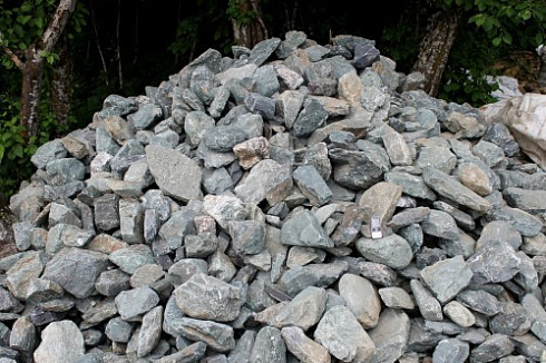 Kamenclub.ru: Гранит скальник (серо-зеленый) фр. 100-500 мм.  купить в Петрозаводске гранит зеленый, серый, салатовый крупный ландшафтный валун 6 000 руб/т   фото КАМЕНЬ КЛУБ