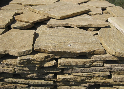 Kamenclub.ru: Песчаник пластушка желтый с рисунком (3 см)  купить в Петрозаводске песчаник желтый с рисунком, рыжий, желтый песчаник пластушка ландшафтная рваная 8 500 руб/м3   фото КАМЕНЬ КЛУБ