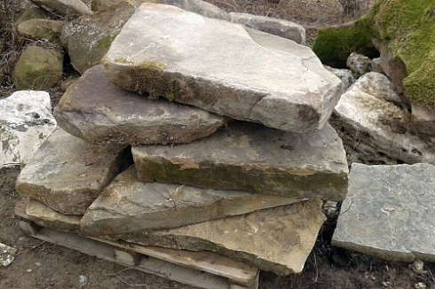 Kamenclub.ru: Песчаник плиты - плахи - пошаговые дорожки (фр. 70-150 мм)  купить в Петрозаводске песчаник серый бежевый желтый зеленый колотый песчаник строительный 6500 руб/т   фото КАМЕНЬ КЛУБ