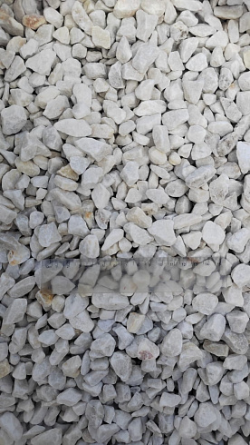 Kamenclub.ru: Мраморная крошка, щебень, цвет-белый, фр. 10-20 мм.  купить в Петрозаводске мрамор белый, молочный айвори каменная ландшафтная декоративная крошка шебня 12000 руб/т   фото КАМЕНЬ КЛУБ