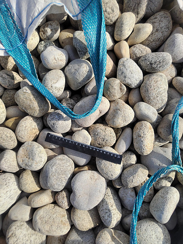 Kamenclub.ru: Галька речная окат (серо-белая) фр. 70-120 мм купить  в Петрозаводске галька галечник бело-серая, серо-белая, серая, белая речная природная галька  8000 руб/т   фото КАМЕНЬ КЛУБ