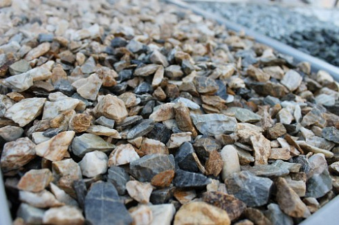 Kamenclub.ru: Мраморная крошка (щебень крошка медовый), фр. 10-20 мм.  купить в Петрозаводске песчаник бежевый, серый каменная ландшафтная крошка  12000 руб/т   фото КАМЕНЬ КЛУБ