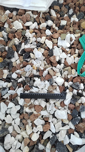 Kamenclub.ru: Мраморная крошка (щебень галтованный микс:белый-зеленый-розовый) фр.20-40 мм.  купить в Петрозаводске мрамор белый, зеленый, розовый мрамор декоративный (галтовка) 15500 руб/т   фото КАМЕНЬ КЛУБ