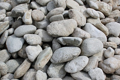 Kamenclub.ru: Бело-серый валунчик фр.100-300 мм.  купить в Петрозаводске крупный камень для ландшафта серый, белый бело-серый валун крупная галька 4500 руб/т   фото КАМЕНЬ КЛУБ