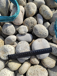 Kamenclub.ru: Галька речная окат (серо-белая) фр. 70-120 мм купить  в Петрозаводске галька галечник бело-серая, серо-белая, серая, белая речная природная галька  8000 руб/т   фото КАМЕНЬ КЛУБ