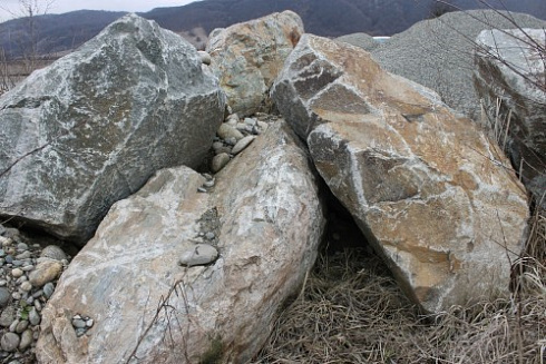 Kamenclub.ru: Гранит скальник (серо-зеленый) фр. 500-1500 мм.  купить в Петрозаводске гранит мрамор  серый зеленый темно-серый глыба скальная колотая ландшафтная 7 500 руб/т   фото КАМЕНЬ КЛУБ