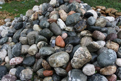 Kamenclub.ru: Ландшафтные валунчики фр.100-500 мм.  купить в Петрозаводске крупный природный камень серый, темно-серый, светло-серый речной валун крупный 4800 руб/т   фото КАМЕНЬ КЛУБ