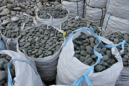 Kamenclub.ru: Темно-серый валунчик фр.100-300 мм.  купить в Петрозаводске крупный природный камень серый, темно-серый, светло-серый речная галька большого размера окатанная 4500 руб/т   фото КАМЕНЬ КЛУБ