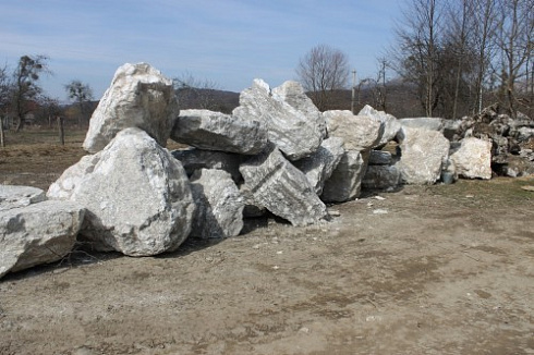 Kamenclub.ru: Мраморизированный известняк фр.500-1500 мм.  купить в Петрозаводске    10000 руб/т   фото КАМЕНЬ КЛУБ