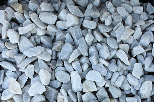 Kamenclub.ru: Мраморная крошка, щебень, цвет-белый, фр. 3-5 мм.  купить в Петрозаводске мрамор белый молочный бежевый мрамор колотый 11500 руб/т   фото КАМЕНЬ КЛУБ