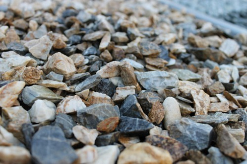 Kamenclub.ru: Мраморная крошка (щебень крошка медовый), фр. 10-20 мм.  купить в Петрозаводске песчаник бежевый, серый каменная ландшафтная крошка  12000 руб/т   фото КАМЕНЬ КЛУБ