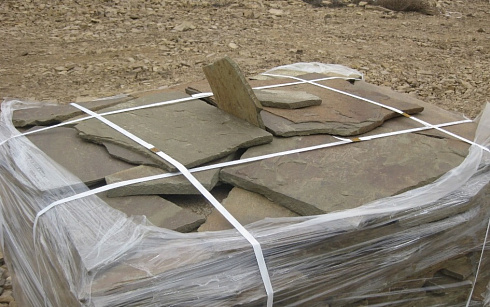 Kamenclub.ru: Песчаник пластушка серо-зеленый (3,0 см)  купить в Петрозаводске песчаник серо-зеленый, серый, зеленый песчаник пластушка колотый рваный ландшафтный 10200 руб/м3   фото КАМЕНЬ КЛУБ