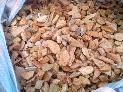 Kamenclub.ru: Щебень крошка желтый (ЗЛАТОЛИТ) фр. 10-20 мм.  купить в Петрозаводске златолит бежевый, золотистый, желтый каменная декоративная крошка щебня златолита 10800 руб/т   фото КАМЕНЬ КЛУБ