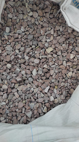 Kamenclub.ru: Мраморная крошка (щебень галтованный розовый) фр.20-40 мм.  купить в Петрозаводске мрамор розовый, красный оголтованный округлый щебень  15000 руб/т   фото КАМЕНЬ КЛУБ