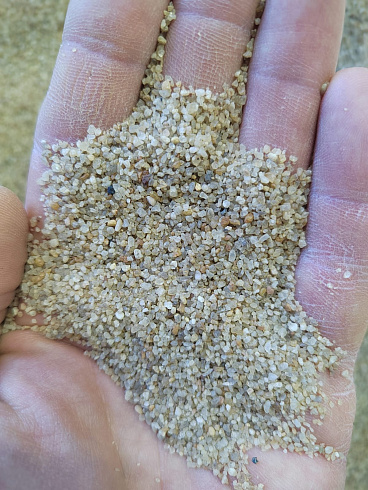 Кварцевый песок для площадок фр. 0,6-1,2 мм.  купить в Петрозаводске фото Камень Клуб