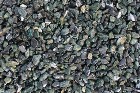 Kamenclub.ru: Мраморная крошка (щебень галтованный микс:зеленый-черный) фр.10-20 мм.  купить в Петрозаводске мрамор зеленый, черный декоративные ландшафтные окатанные округлые камни щебня 14500 руб/т   фото КАМЕНЬ КЛУБ