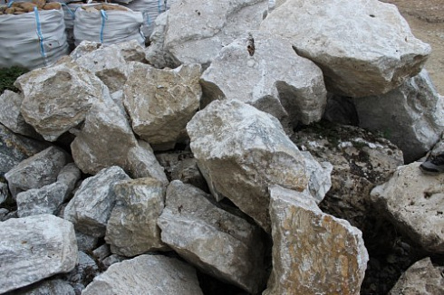 Kamenclub.ru: Мраморизированный известняк фр. 100-500 мм.  купить в Петрозаводске известняк серый белый темно-серый сероватый валун природного образования окатанный 10500 руб/т   фото КАМЕНЬ КЛУБ