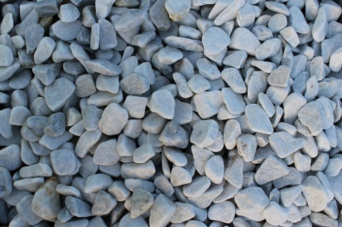 Kamenclub.ru: Мраморная крошка (щебень галтованный белый), фр.20-40 мм.  купить в Петрозаводске мрамор белый бежевый молочный мраморный щебень декоративный 17000 руб/т   фото КАМЕНЬ КЛУБ