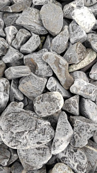 Kamenclub.ru: Щебень галтованный черный (мрамор) фр.40-70 мм.  купить в Петрозаводске мрамор черный с белыми прожилками, черный, белый щебень галтованный округлый 13500 руб/т   фото КАМЕНЬ КЛУБ