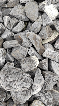 Kamenclub.ru: Щебень галтованный черный (мрамор) фр.40-70 мм.  купить в Петрозаводске мрамор черный с белыми прожилками, черный, белый щебень галтованный округлый 13500 руб/т   фото КАМЕНЬ КЛУБ