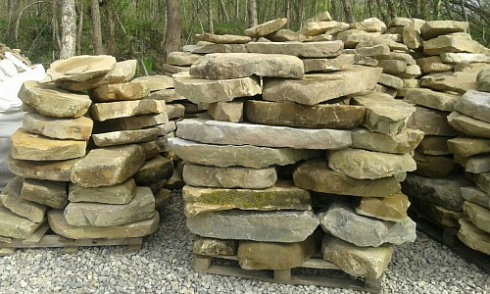 Kamenclub.ru: Песчаник плиты - плахи - пошаговые дорожки (фр. 70-150 мм)  купить в Петрозаводске песчаник серый бежевый желтый зеленый колотый песчаник строительный 6500 руб/т   фото КАМЕНЬ КЛУБ