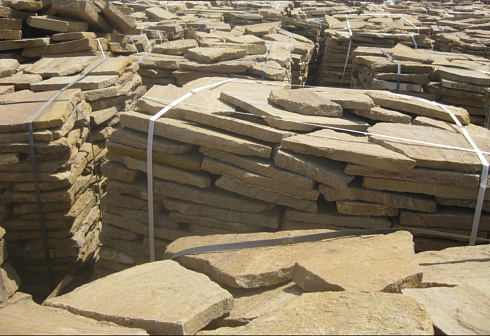 Kamenclub.ru: Песчаник пластушка желтый с рисунком (3 см)  купить в Петрозаводске песчаник желтый с рисунком, рыжий, желтый песчаник пластушка ландшафтная рваная 8 500 руб/м3   фото КАМЕНЬ КЛУБ