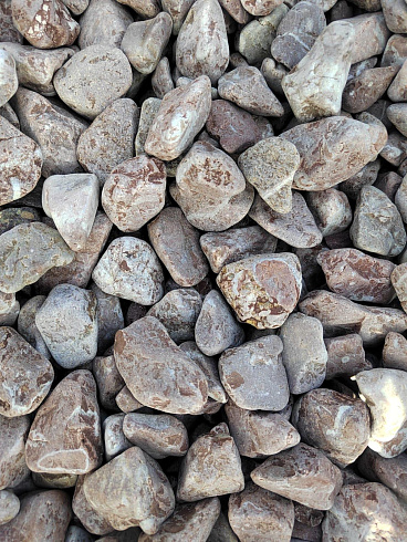 Kamenclub.ru: Мраморная крошка (щебень галтованный розовый) фр.10-20 мм.  купить в Петрозаводске мрамор розовый, красный ландшафтный декоративный окатанный округлый щебень 15000 руб/т   фото КАМЕНЬ КЛУБ