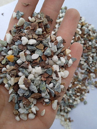 Kamenclub.ru: Мраморная крошка (щебень крошка микс : белый-черный-розовый) фр. 3-5 мм.  купить в Петрозаводске мрамор белый, черный, розовый, разноцветный мраморная каменная крошка декорвтивная 12000 руб/т   фото КАМЕНЬ КЛУБ