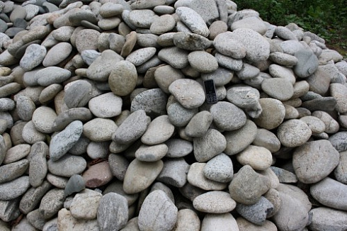 Kamenclub.ru: Галька речная плоская (бело-серая) фр. 100-200-300 мм. купить  в Петрозаводске галька речная плоская серый, белый, бело-серый, серо-белый речная галька плоская  9000 руб/т   фото КАМЕНЬ КЛУБ