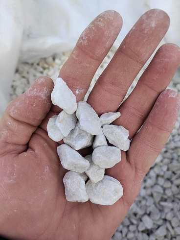 Kamenclub.ru: Мраморная крошка, щебень, цвет-белый, фр. 10-20 мм.  купить в Петрозаводске мрамор белый, молочный айвори каменная ландшафтная декоративная крошка шебня 12000 руб/т   фото КАМЕНЬ КЛУБ