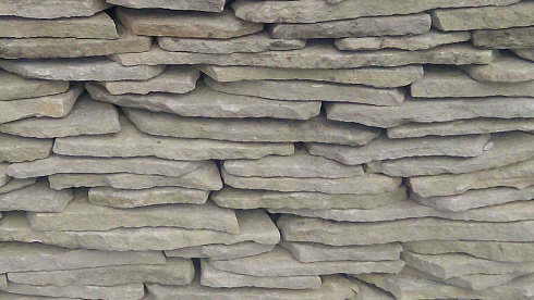 Kamenclub.ru: Песчаник пластушка светло-серый (2,0 см)  купить в Петрозаводске плитняк- ластушка светло-серый, серый рваный ландшафтный плитняк колотый 13800 руб/м3   фото КАМЕНЬ КЛУБ