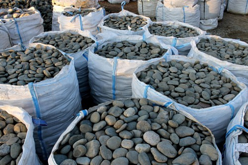 Kamenclub.ru: Галька речная плоская (темно-серая) фр. 100-200-300 мм. купить  в Петрозаводске галька речная плоская темно-серый, серый, синий речной галечник плоский 9000 руб/т   фото КАМЕНЬ КЛУБ