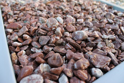 Kamenclub.ru: Мраморная крошка (щебень галтованный розовый) фр.10-20 мм.  купить в Петрозаводске мрамор розовый, красный ландшафтный декоративный окатанный округлый щебень 15000 руб/т   фото КАМЕНЬ КЛУБ