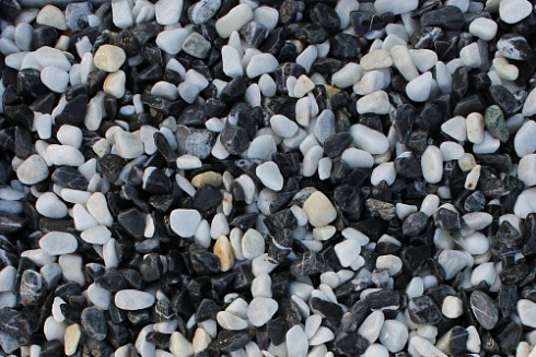 Kamenclub.ru: Мраморная крошка (щебень крошка микс : белый-черный-розовый) фр. 5-10 мм.  купить в Петрозаводске мрамор белый, черный, розовый, разноцветный микс декоративная мраморная каменная крошка 12000 руб/т   фото КАМЕНЬ КЛУБ