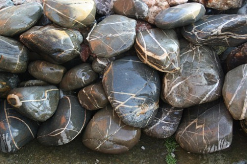 Kamenclub.ru: Валунчик Паутинник фр.100-300 мм  купить в Петрозаводске крупный природный камень галечник темно-серый с прожилками белый черный речной валунчик 5000 руб/т   фото КАМЕНЬ КЛУБ