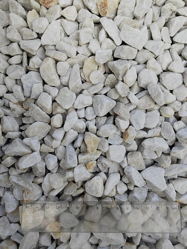 Kamenclub.ru: Мраморная крошка, щебень, цвет-белый, фр. 10-20 мм.  купить в Петрозаводске мрамор белый, молочный айвори каменная ландшафтная декоративная крошка шебня 12000 руб/т   фото КАМЕНЬ КЛУБ
