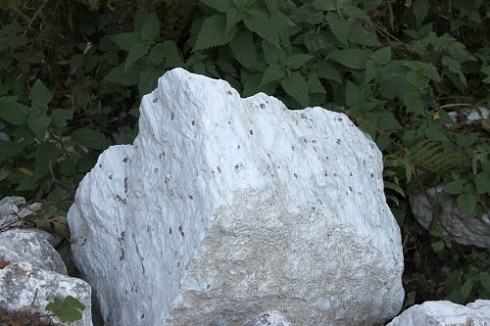 Kamenclub.ru: Мраморизированный известняк фр. 100-500 мм.  купить в Петрозаводске известняк серый белый темно-серый сероватый валун природного образования окатанный 10500 руб/т   фото КАМЕНЬ КЛУБ