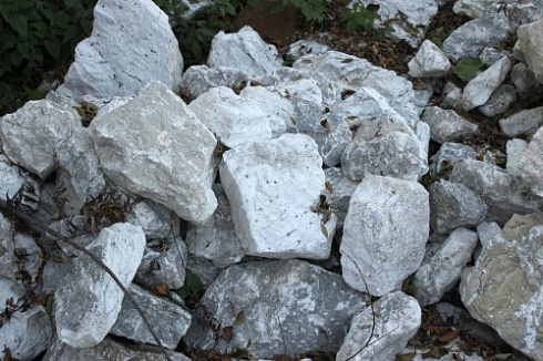 Kamenclub.ru: Мраморизированный известняк фр. 100-500 мм.  купить в Петрозаводске известняк серый белый темно-серый сероватый валун природного образования окатанный 10500 руб/т   фото КАМЕНЬ КЛУБ