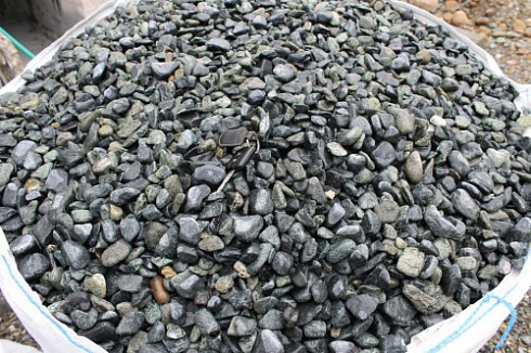 Kamenclub.ru: Щебень галтованный зеленый (змеевик) фр. 20-40 мм.  купить в Петрозаводске мрамор зеленый, салатовый оголтованный щебень мраморный 12500 руб/т   фото КАМЕНЬ КЛУБ