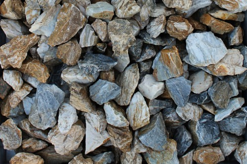 Kamenclub.ru: Мраморная крошка (щебень крошка медовый) фр. 20-40 мм.  купить в Петрозаводске мрамор бежевый рыжий желтый ландшафтная мраморная крошка 12000 руб/т   фото КАМЕНЬ КЛУБ