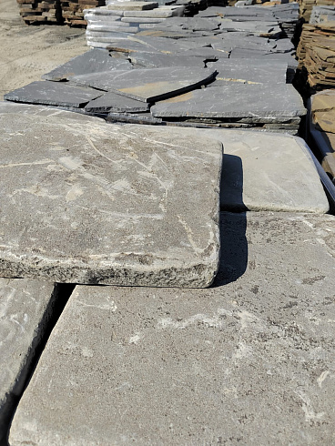 Kamenclub.ru: Песчаник пластушка галтованная светло-серая (3,0 см)  купить в Петрозаводске песчаник светло-серый, серый ландшафтный камень рваный колотый 21000 руб/м3   фото КАМЕНЬ КЛУБ