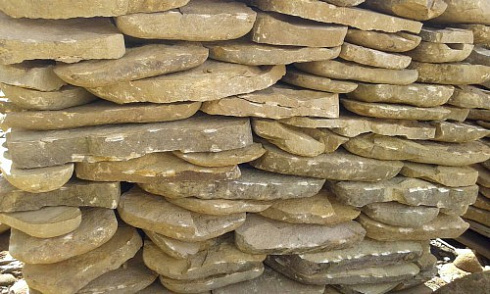 Kamenclub.ru: Песчаник колотый для облицовки (фр. 2-3 см)  купить в Петрозаводске песчаник бежевый серый рыжий песчаник строительный 5000 руб/т   фото КАМЕНЬ КЛУБ