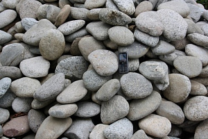 Kamenclub.ru: Галька речная плоская (бело-серая) фр. 100-200-300 мм. купить в Петрозаводске галька речная плоская серый, белый, бело-серый, серо-белый речная галька плоская  9000 руб/т   фото КАМЕНЬ КЛУБ